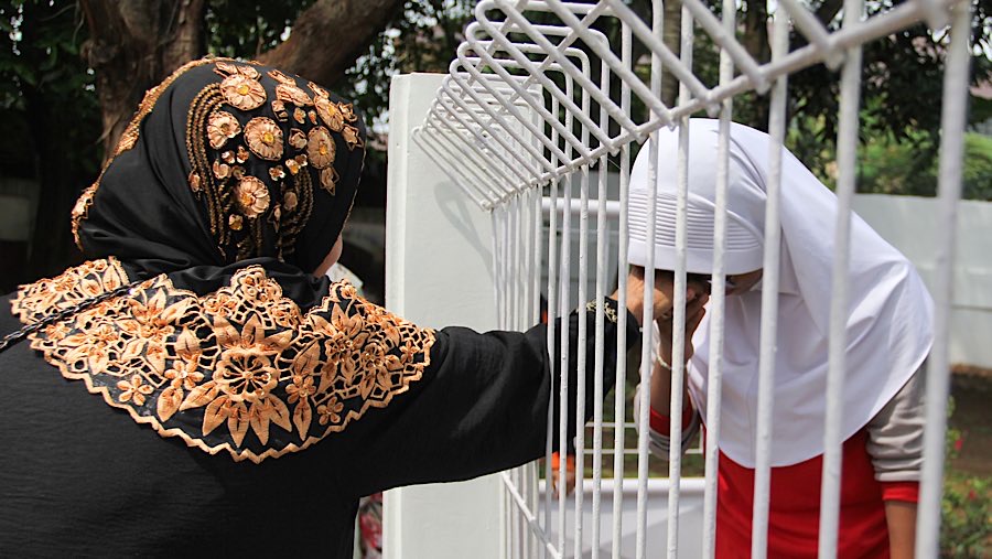 Suasana haru terlihat saat sejumlah orang tua mengantarkan anaknya untuk bersekolah di Sekolah Rakyat. (Bloomberg Technoz/Andrean K)