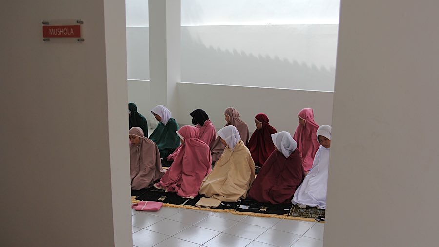 Sistem asrama juga diharapkan mampu memberikan ekosistem yang mendukung anak-anak tersebut untuk memperbaiki hidup dari pendidikan.
