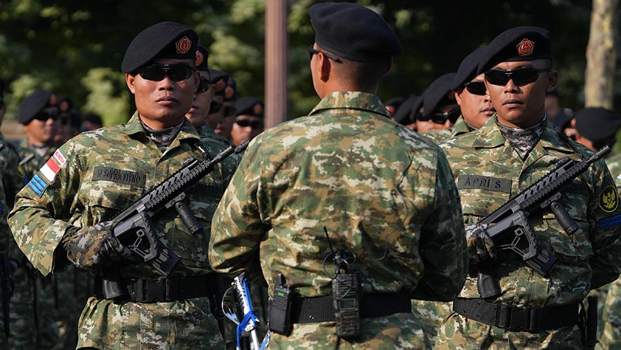 Anggota TNI AD saat parade militer peringatan Bastille Day di Paris, Prancis, Senin (14/7/2025). (Nathan Laine/Bloomberg)