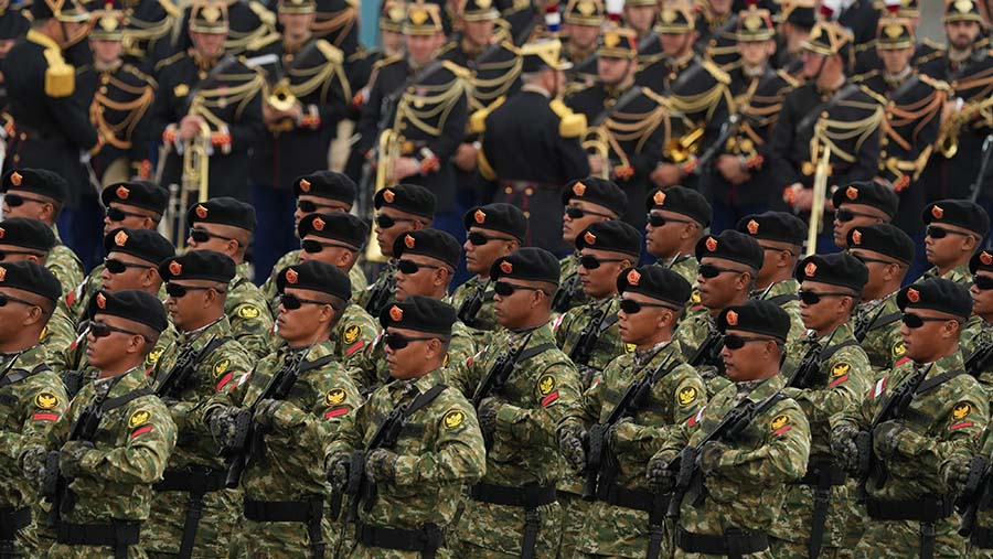 Indonesia menjadi salah satu kontingen yang mewarnai Bastille Day yang dirayakan setiap tanggal 14 Juli di Prancis. (Nathan Laine/Bloomberg)