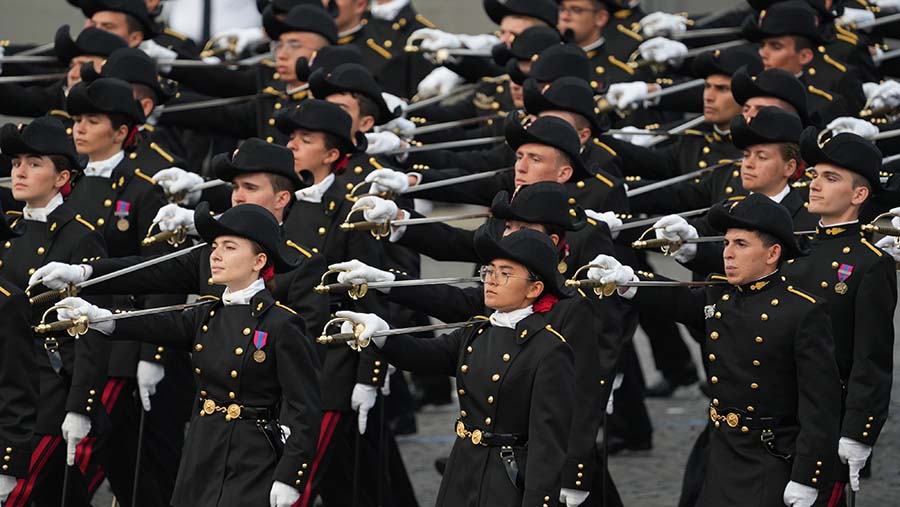 Bastille Day dirayakan meriah di seluruh Prancis, dengan acara utama berupa parade militer di Champs-Élysées, Paris. (Nathan Laine/Bloomberg)