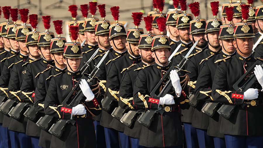 Prancis memperingati Bastille Day dengan parade militer di Champs-Elysees yang melibatkan 7.000 peserta (Nathan Laine/Bloomberg)