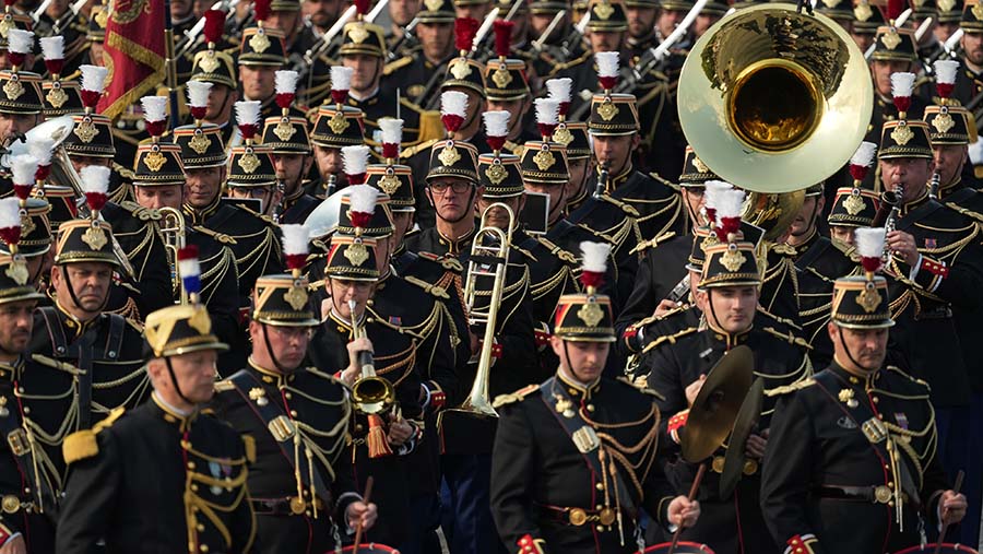 Tentara Garda Republik Prancis berbaris dalam parade peringatan Bastille Day di Paris, Prancis, Senin (14/7/2025). (Nathan Laine/Bloomberg)
