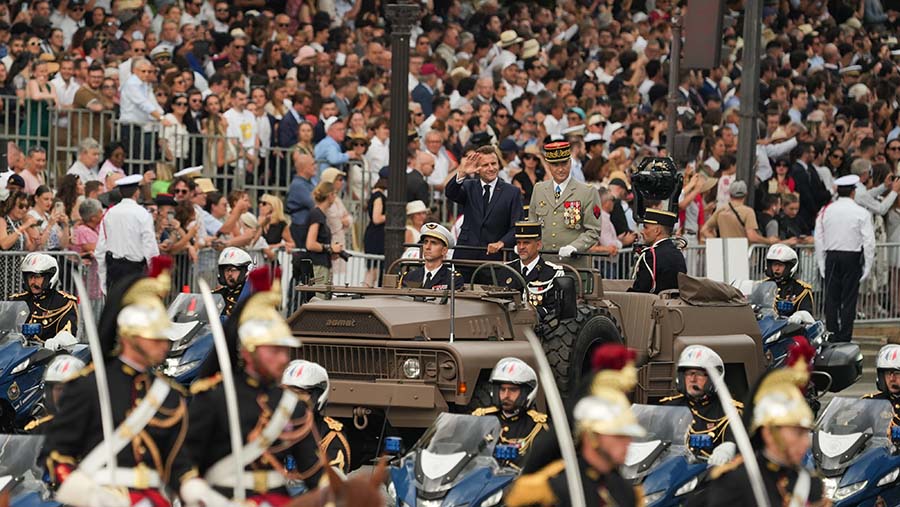 Presiden Prancis Emmanuel Macron tiba di parade militer peringatan Bastille Day di Paris, Prancis, Senin (14/7/2025). (Nathan Laine/Bloomberg)