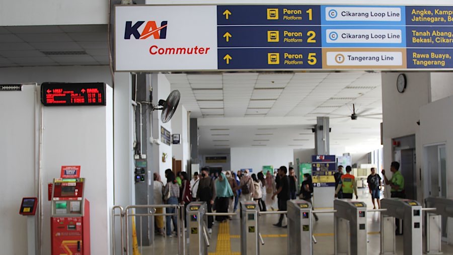 Stasiun Duri merupakan stasiun transit antara lintas Tangerang Kota dan lintas Cikarang. (Bloomberg Technoz/Andrean Kristianto)