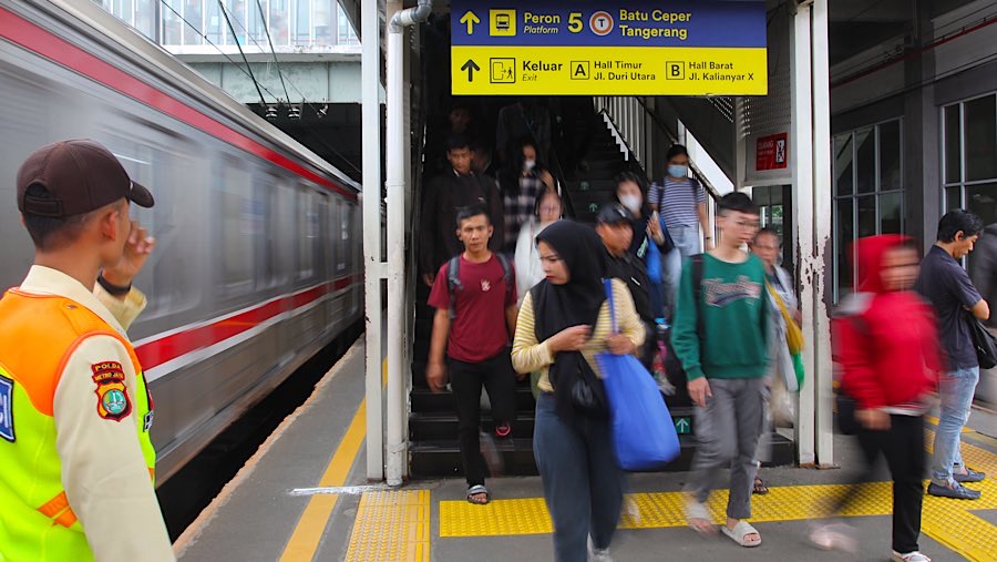 Penumpang menuju peron keberangakatan commuter line (KRL) di Stasiun Duri, Jakarta, Selasa (15/6/2025). (Bloomberg Technoz/Andrean Kristianto)