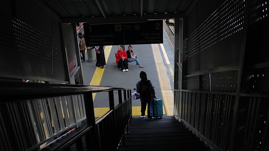 Semester I 2025, penumpang KRL Jabodetabek mencapai 166.432.692 orang, naik 6,13% dari 156 juta. (Bloomberg Technoz/Andrean Kristianto)