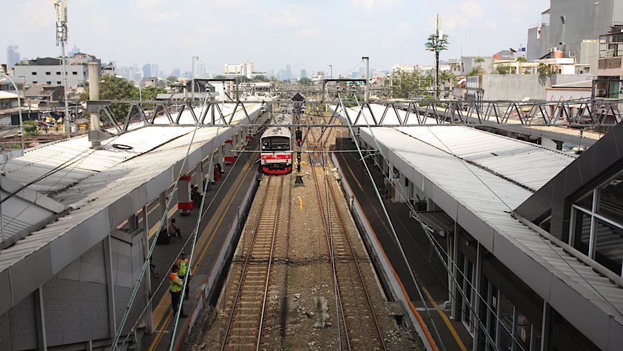 Meskipun Stasiun Duri telah dibangun oleh Direktorat Jenderal Perkeretaapian, kini mengalami kepadatan yang signifikan. (Bloomberg Technoz/Andrean K)