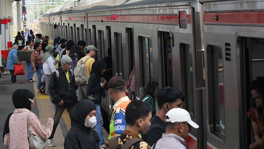 Penumpang menaiki gerbong commuter line (KRL) di Stasiun Duri, Jakarta, Selasa (15/6/2025). (Bloomberg Technoz/Andrean Kristianto)