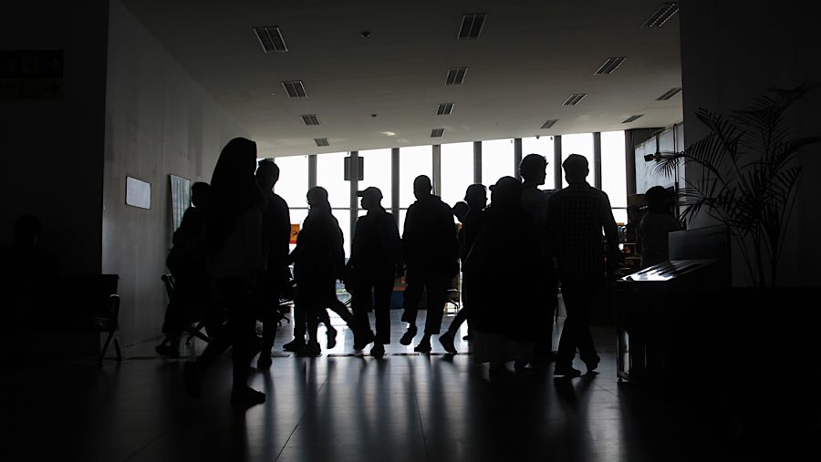 Penumpang menuju peron keberangakatan commuter line (KRL) di Stasiun Duri, Jakarta, Selasa (15/6/2025). (Bloomberg Technoz/Andrean Kristianto)