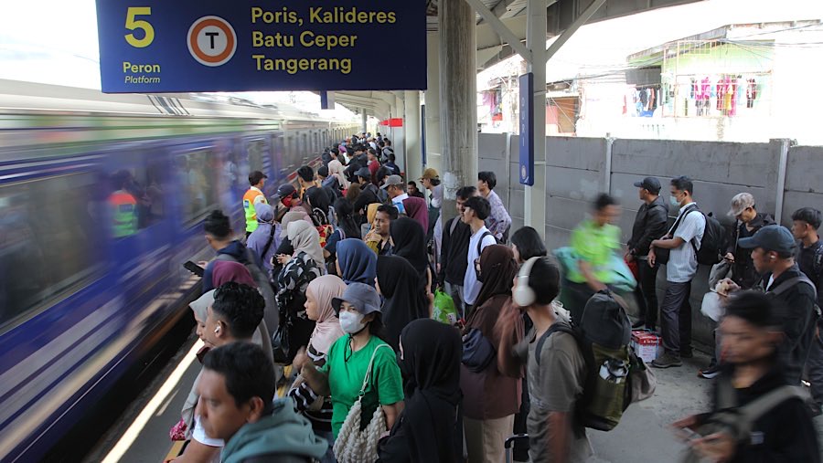 Penumpang menunggu commuter line (KRL) di Stasiun Duri, Jakarta, Selasa (15/6/2025). (Bloomberg Technoz/Andrean Kristianto)
