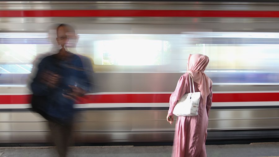 Penumpang menunggu commuter line (KRL) di Stasiun Duri, Jakarta, Selasa (15/6/2025). (Bloomberg Technoz/Andrean Kristianto)
