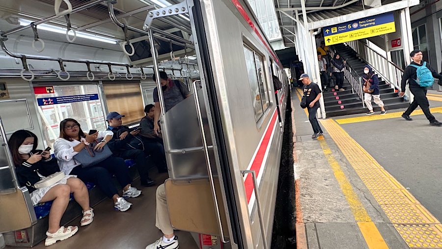 Penumpang menaiki gerbong commuter line (KRL) di Stasiun Duri, Jakarta, Selasa (15/6/2025). (Bloomberg Technoz/Andrean Kristianto)
