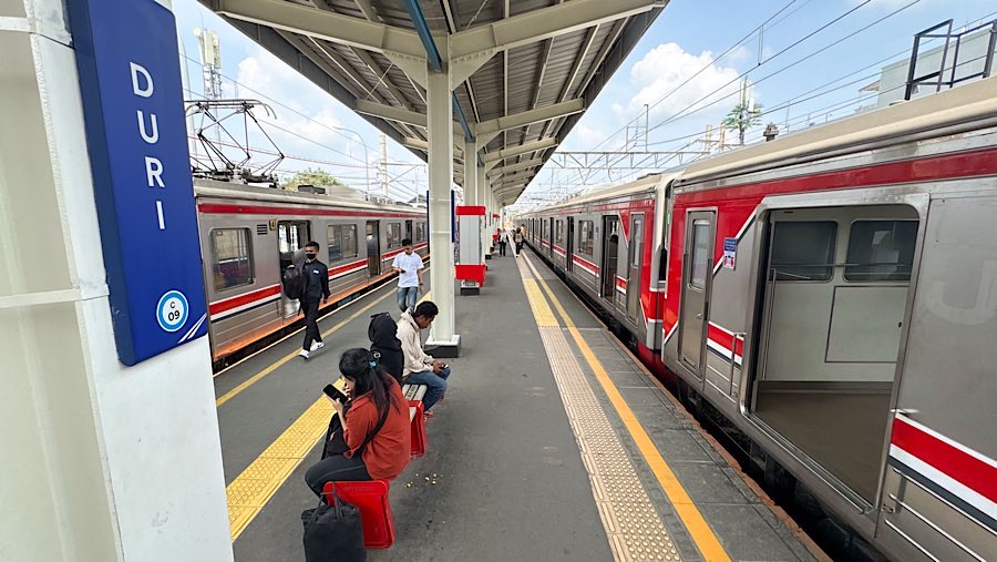 Penumpang menunggu commuter line (KRL) di Stasiun Duri, Jakarta, Selasa (15/6/2025). (Bloomberg Technoz/Andrean Kristianto)
