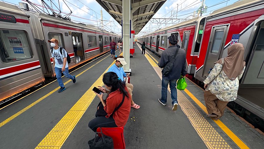 Penumpang menunggu commuter line (KRL) di Stasiun Duri, Jakarta, Selasa (15/6/2025). (Bloomberg Technoz/Andrean Kristianto)
