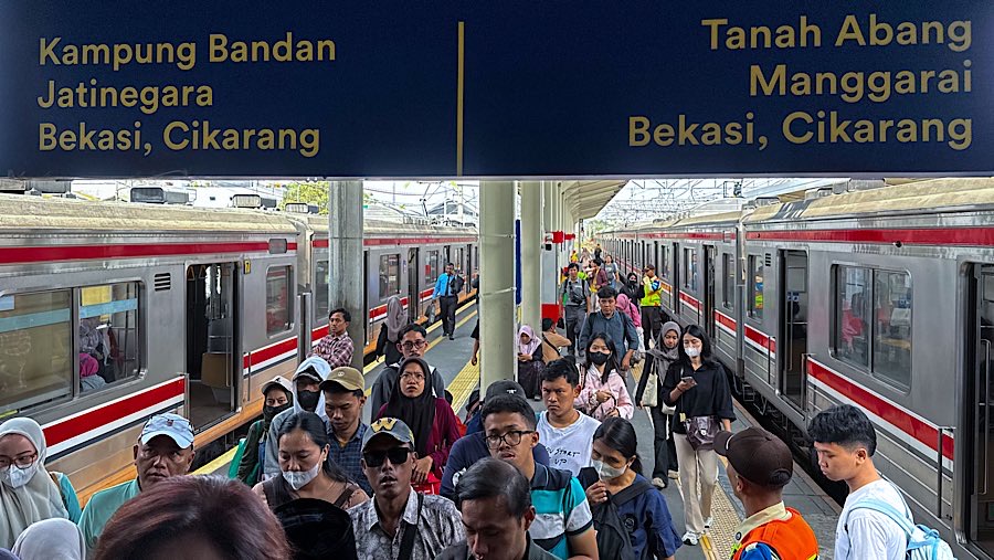 Penumpang menaiki tangga peron usai turun dari KRL di Stasiun Duri, Jakarta, Selasa (15/6/2025). (Bloomberg Technoz/Andrean Kristianto)