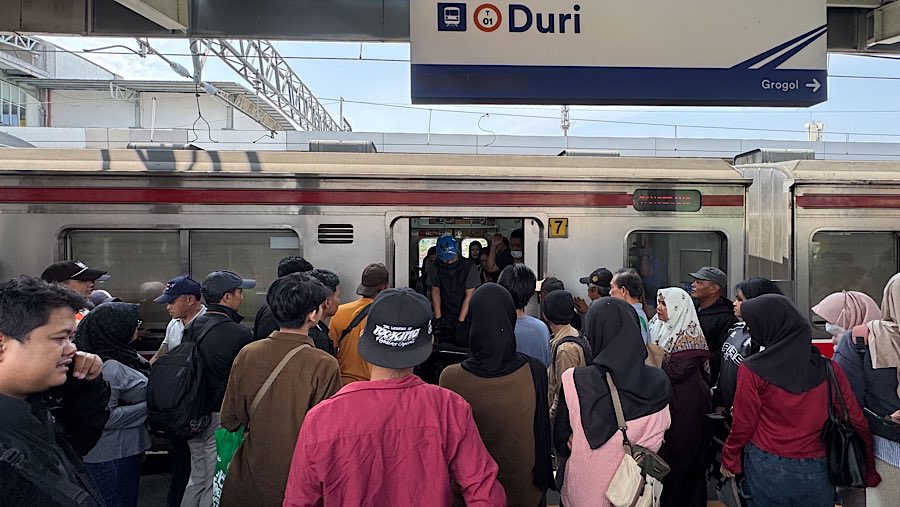 Penumpang menunggu commuter line (KRL) di Stasiun Duri, Jakarta, Selasa (15/6/2025). (Bloomberg Technoz/Andrean Kristianto)
