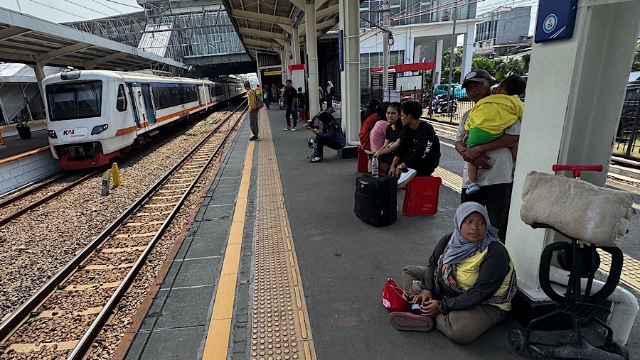 Penumpang menunggu commuter line (KRL) di Stasiun Duri, Jakarta, Selasa (15/6/2025). (Bloomberg Technoz/Andrean Kristianto)
