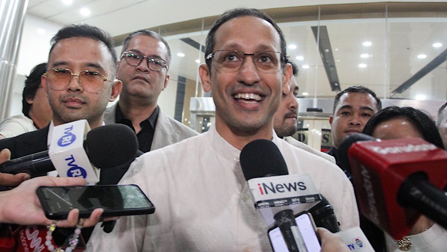 Mendikbudristek 2019-2024, Nadiem Makarim usai menjalani pemeriksaan sebagai saksi di Kejagung, Selasa (15/7/2025). (Bloomberg Technoz/Andrean K)