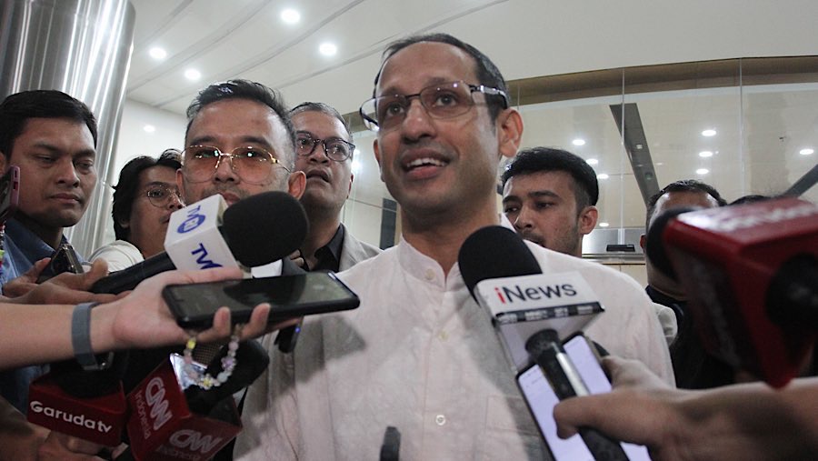 Mendikbudristek 2019-2024, Nadiem Makarim usai menjalani pemeriksaan sebagai saksi di Kejagung, Selasa (15/7/2025). (Bloomberg Technoz/Andrean K)