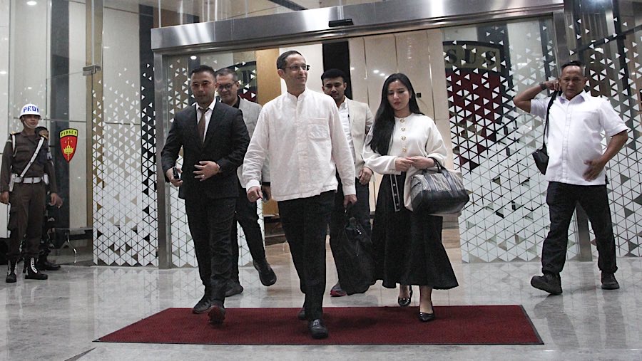 Mendikbudristek 2019-2024, Nadiem Makarim usai menjalani pemeriksaan sebagai saksi di Kejagung, Selasa (15/7/2025). (Bloomberg Technoz/Andrean K)