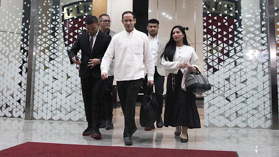 Mendikbudristek 2019-2024, Nadiem Makarim usai menjalani pemeriksaan sebagai saksi di Kejagung, Selasa (15/7/2025). (Bloomberg Technoz/Andrean K)