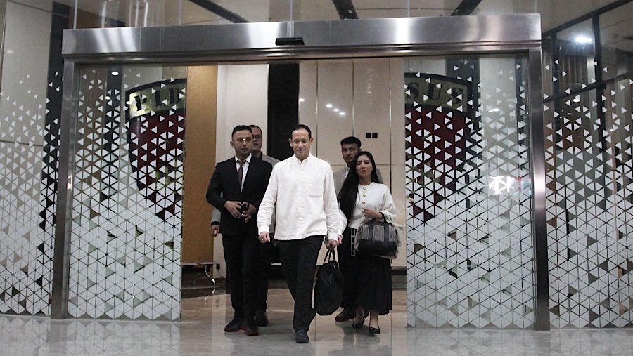 Mendikbudristek 2019-2024, Nadiem Makarim usai menjalani pemeriksaan sebagai saksi di Kejagung, Selasa (15/7/2025). (Bloomberg Technoz/Andrean K)