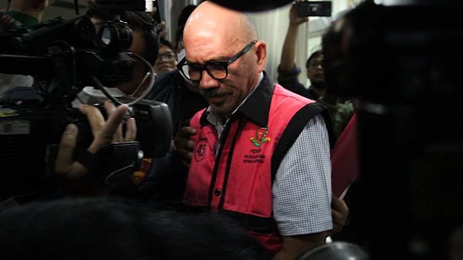 Direktur SMP Kemendikbudristek Mulatsyah tersangka korupsi pengadaan laptop Chromebook di Kejagung, Selasa (15/7/2025). (Bloomberg Technoz/Andrean K)