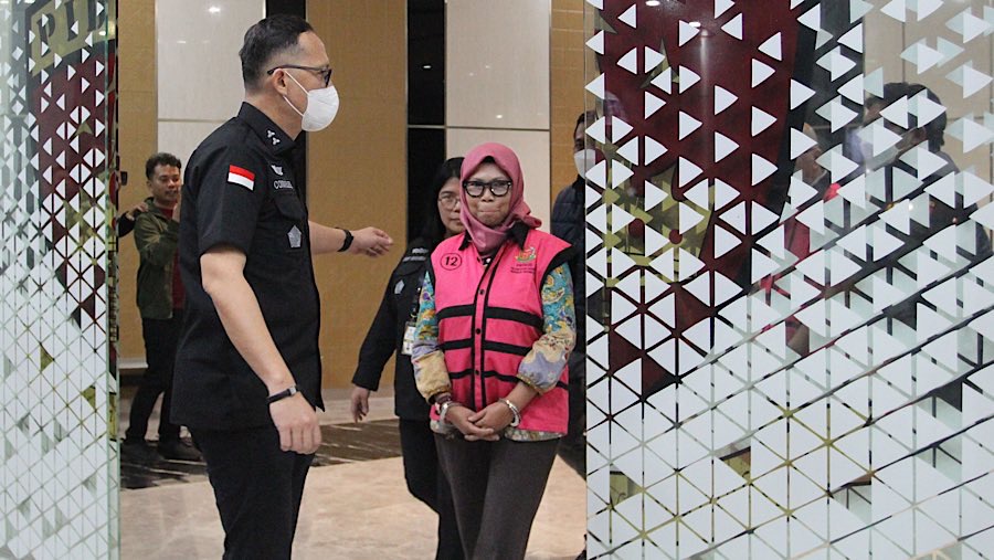 Direktur SD Kemendikbudristek Sri Wahyuningsih tersangka korupsi pengadaan laptop Chromebook di Kejagung, Selasa (15/7/2025) (Bloomberg Technoz/Andre)