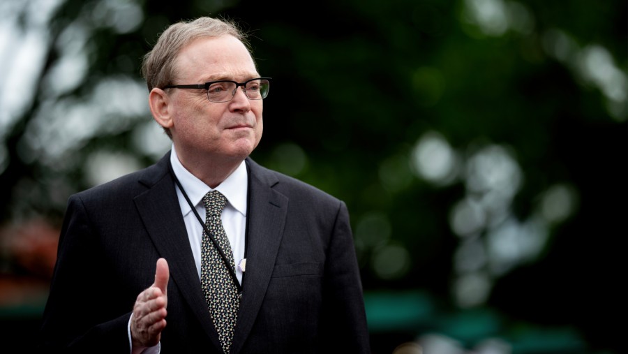 Kevin Hassett berbicara kepada media di luar Gedung Putih pada Mei 2025. (Fotografer: Stefani Reynolds/Bloomberg)