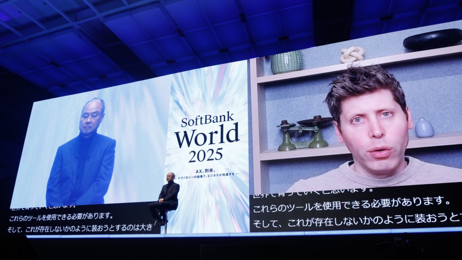 Interaksi Masayoshi Son dari SoftBank dan Sam Altman dari OpenAI dalam konferensi di SoftBank World. (Kiyoshi Ota/Bloomberg)