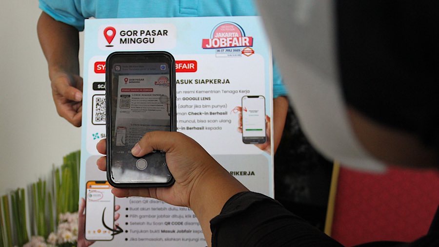 Kelesuan ekonomi berdampak besar pada makin banyaknya pengangguran dan angkatan kerja yang tak terserap. (Bloomberg Technoz/Andrean Kristianto)