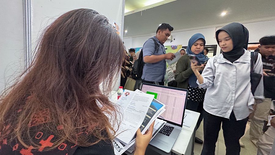 Rekruter merapihkan CV pencari kerja saat Jakarta Jobfair di GOR Pasar Minggu, Jakarta, Rabu (16/7/2025). (Bloomberg Technoz/Andrean Kristianto)
