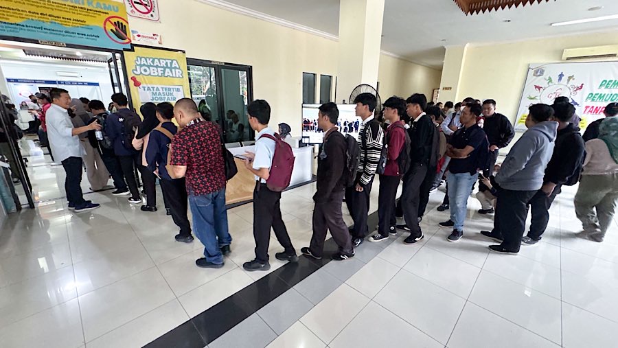Pencari kerja mengantre masuk saat Jakarta Jobfair di GOR Pasar Minggu, Jakarta, Rabu (16/7/2025). (Bloomberg Technoz/Andrean Kristianto)
