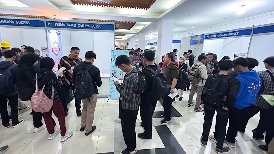 Berdasarkan data Sakernas Februari 2025, total jumlah pengangguran di Indonesia mencapai 7,28 juta orang. (Bloomberg Technoz/Andrean Kristianto)