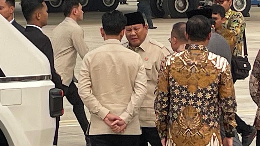 Presiden Prabowo Subianto tiba usai kunjungan luar negeri di Halim Perdanakusuma, Rabu (16/7/2025). (Bloomberg Technoz/Azura Yumna)