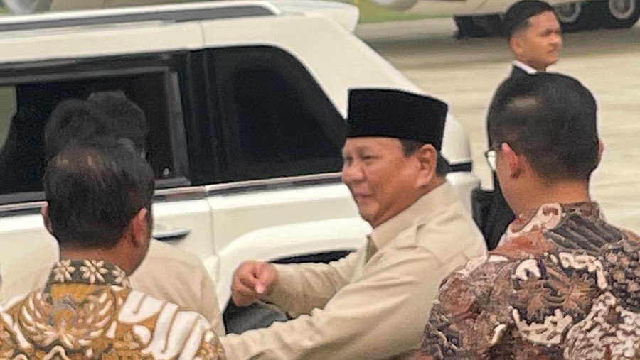 Presiden Prabowo Subianto tiba usai kunjungan luar negeri di Halim Perdanakusuma, Rabu (16/7/2025). (Bloomberg Technoz/Azura Yumna)