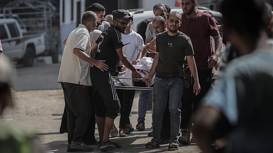 Warga Palestina membawa jenazah korban serangan udara Israel di Rumah Sakit Al-Shifa di Kota Gaza, Gaza, Selasa (15/7/2025). (Ahmad Salem/Bloomberg)
