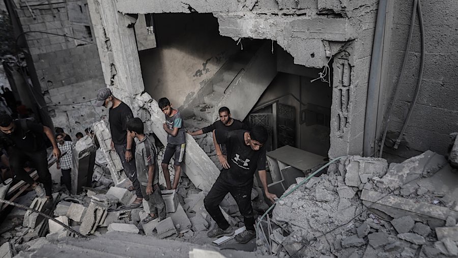 Warga memeriksa kerusakan akibat serangan udara Israel di kamp pengungsi Al-Shati di Kota Gaza, Gaza, Selasa (15/7/2025). (Ahmad Salem/Bloomberg)
