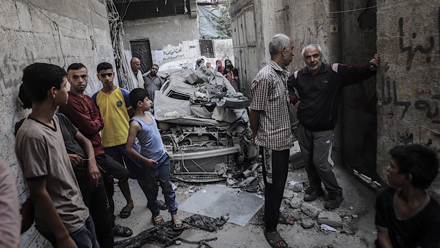 Warga Palestina memeriksa kerusakan akibat serangan udara Israel di kamp pengungsi Al-Shati di Kota Gaza, Selasa (15/7/2025). (Ahmad Salem/Bloomberg)