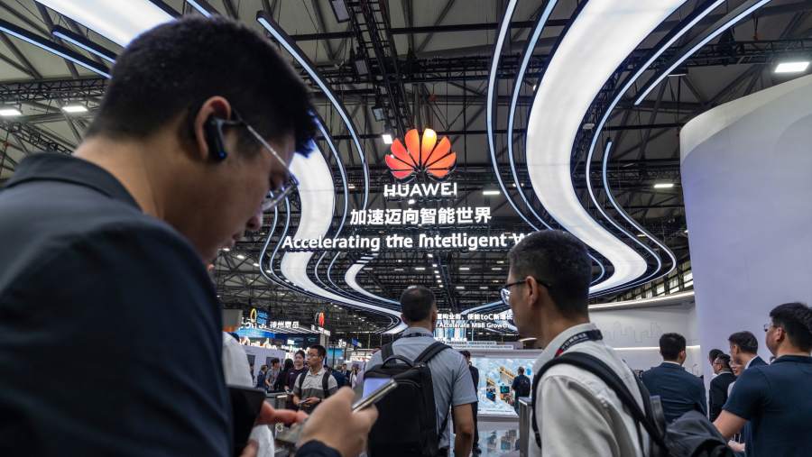 Papan Huawei Technologies Co. di pameran teknologi MWC Shanghai, China. (Qilai Shen / Bloomberg)
