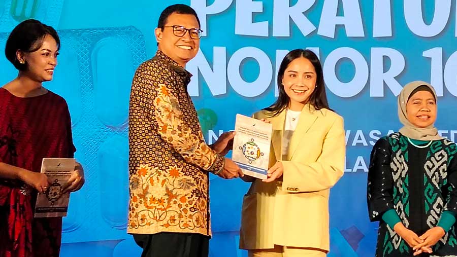 Perwakilan Influencer, Nagita Slavina bersama Kepala BPOM RI Taruna Ikrar, di Gedung BPOM, RI Jakarta Pusat, (17/07) (Bloomberg Technoz/Dinda)
