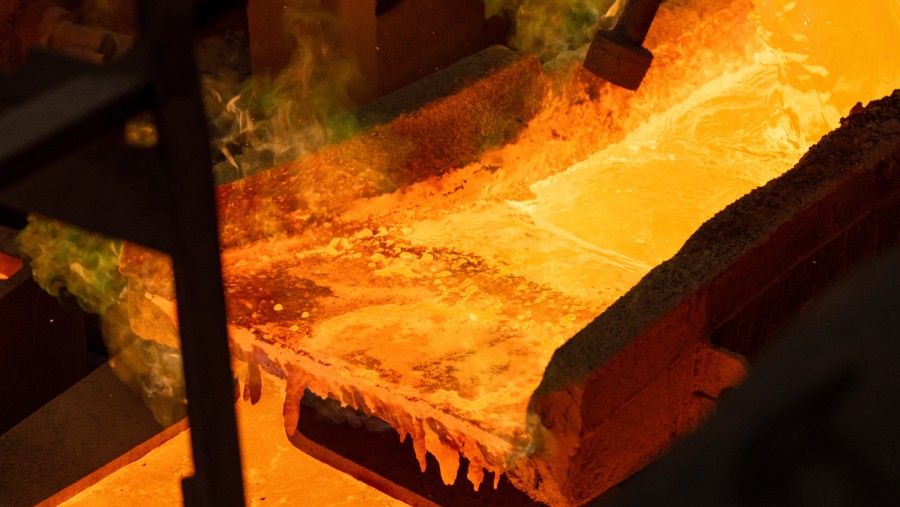 Tembaga cair di smelter logam Aurubis AG./Bloomberg-Krisztian Bocsi