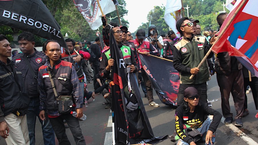 Dalam unjuk rasa itu, massa menyuarakan tiga tuntutan utama. (Bloomberg Technoz/Andrean Kristianto)