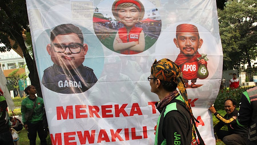 Sejumlah ojek daring (ojol) melakukan aksi demo di Jalan Medan Merdeka Selatan, Jakarta, Kamis (17/7/2025). (Bloomberg Technoz/Andrean Kristianto)