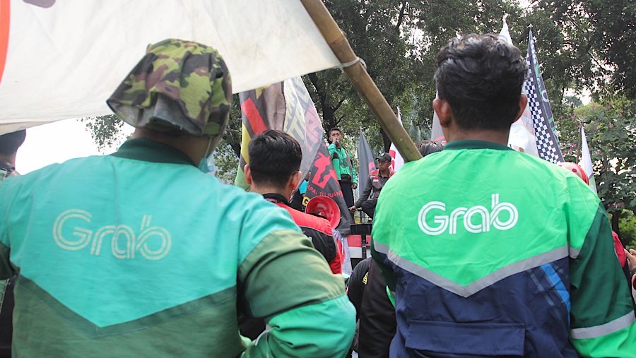 Pengunjuk rasa tiba sekitar pukul 13.15 WIB. Lalu lintas di sekitar kawasan Monas tetap lancar. (Bloomberg Technoz/Andrean Kristianto)
