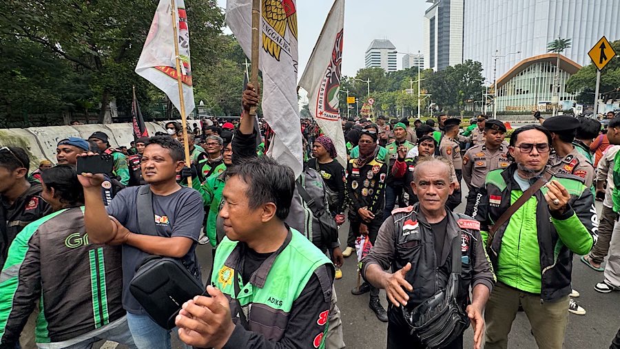 Sejumlah ojek daring (ojol) melakukan aksi demo di Jalan Medan Merdeka Selatan, Jakarta, Kamis (17/7/2025). (Bloomberg Technoz/Andrean Kristianto)