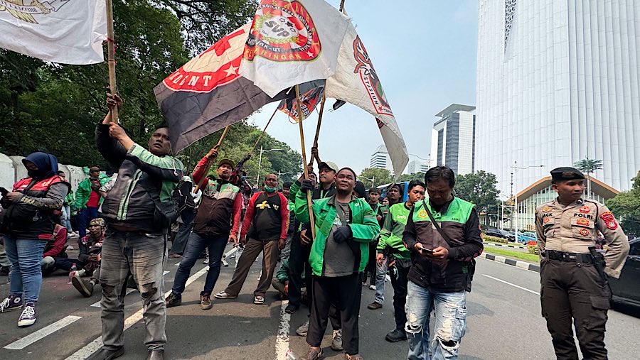 Sejumlah ojek daring (ojol) melakukan aksi demo di Jalan Medan Merdeka Selatan, Jakarta, Kamis (17/7/2025). (Bloomberg Technoz/Andrean Kristianto)