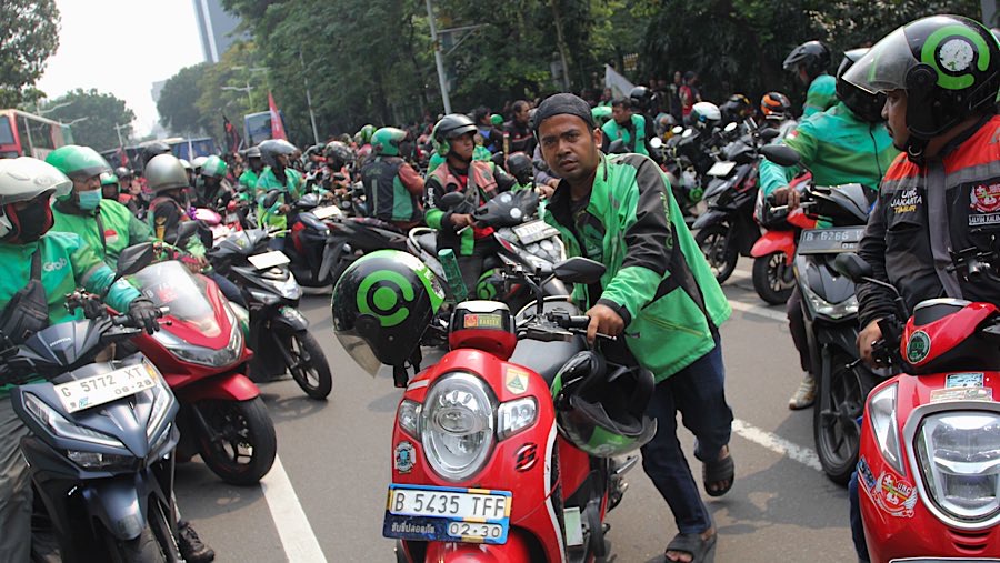 penolakan pemotongan 10 persen dari komisi aplikasi, serta menuntut adanya Perpp mengatur tentang ojek online. (Bloomberg Technoz/Andrean Kristianto)