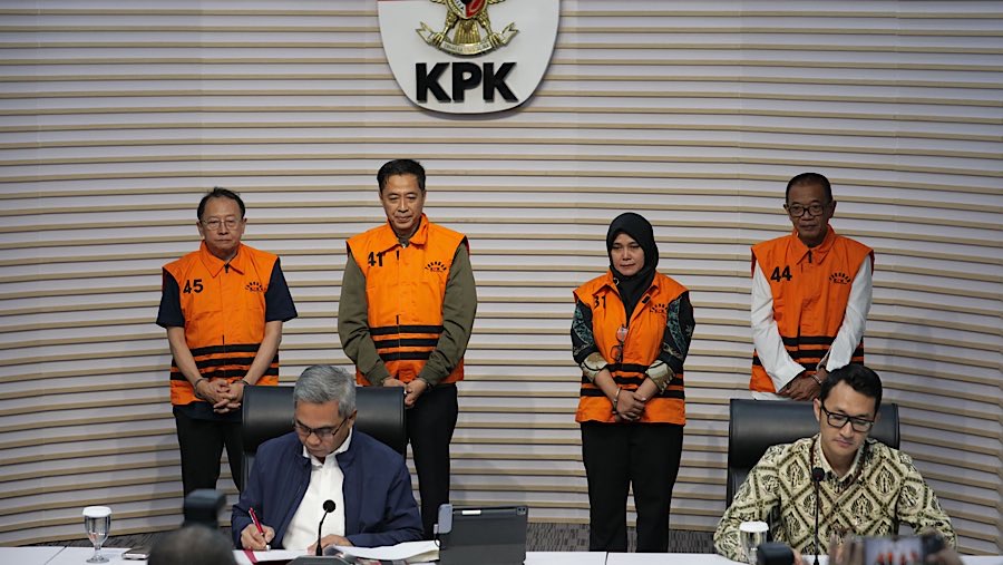 Empat tersangka pejabat Kemnaker kasus pemerasan pengurusan izin TKA saat konfrensi pers di KPK, Kamis (17/7/2025) (Bloomberg Technoz/Andrean K)